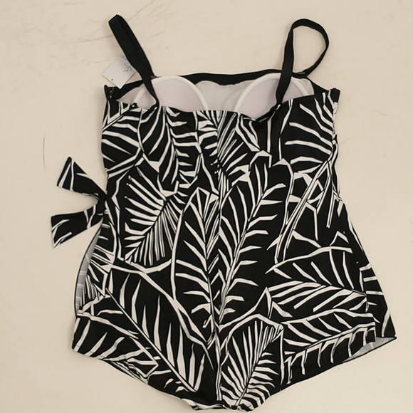 One Piece Bathing Suit 20W Black &White Graphic NWT Unworn Quality Flirty Style - Picture 2 of 7